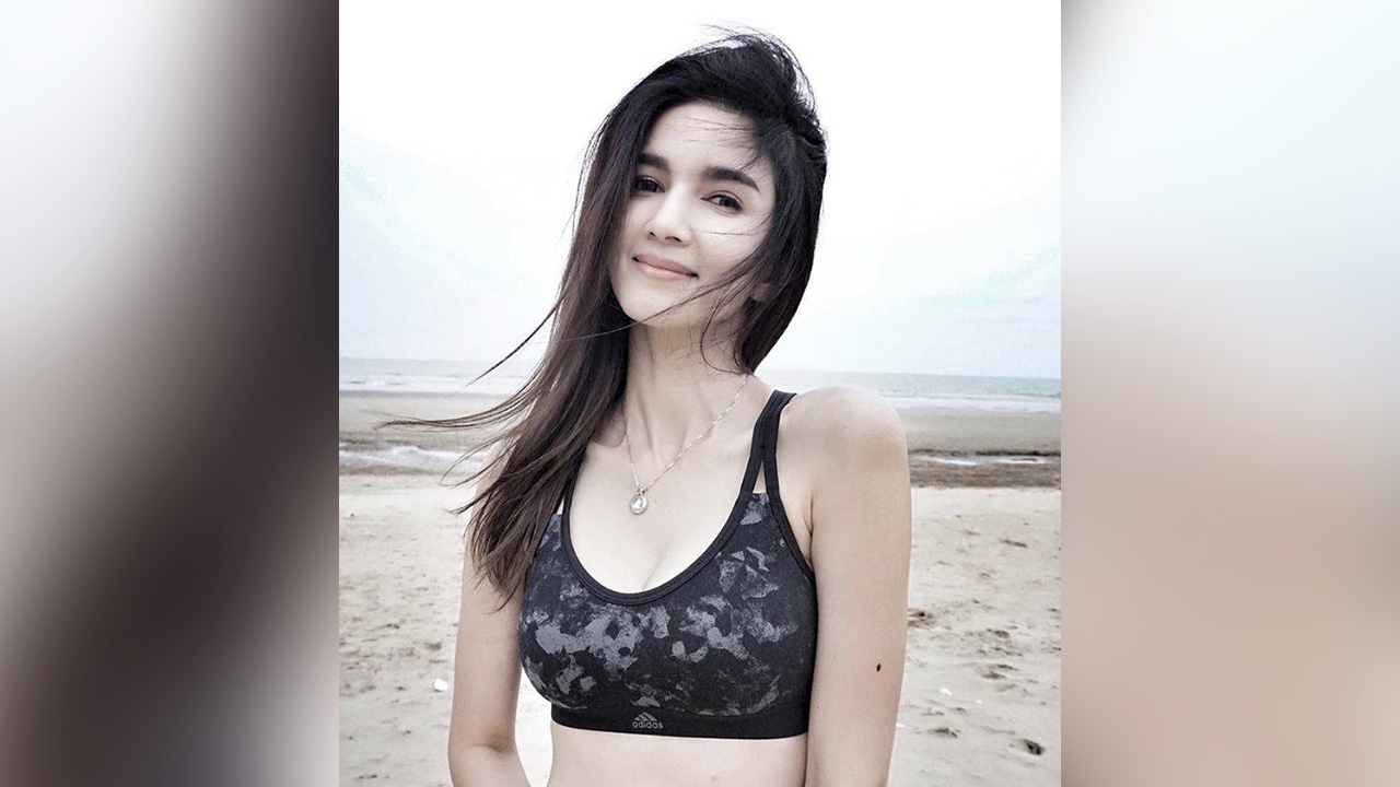 นานๆ เซ็กซี่ที โบว์ แวนด้า อวดหุ่นสวยในชุดออกกำลังกายริมทะเล