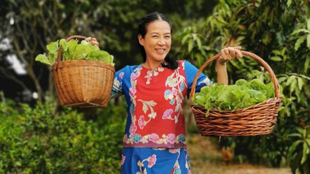 มาดาม กบ ปภัสรา เลือกใช้ชีวิตพอเพียง กลับบ้านสุพรรณฯ ปลูกผักสวนครัว