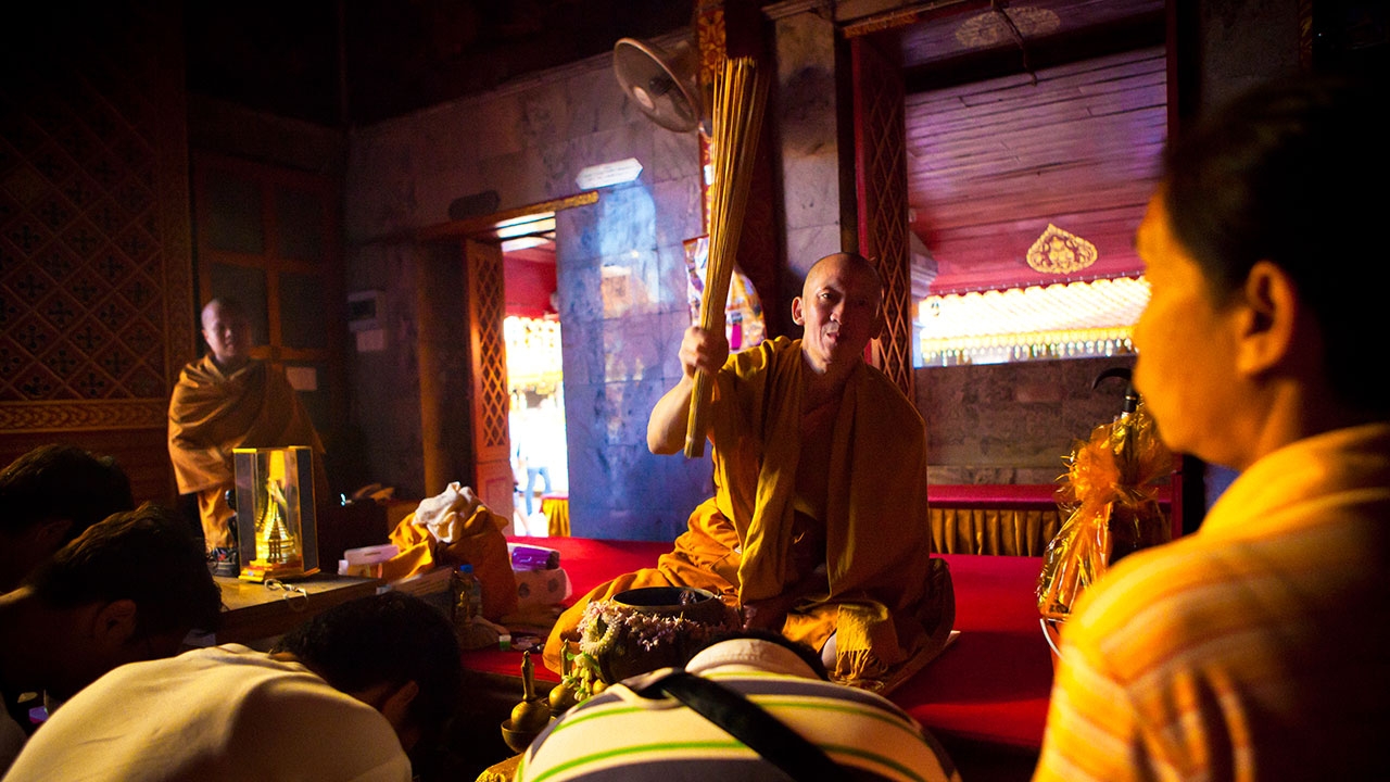 ชักธงรบ : หันหน้าเข้าวัด