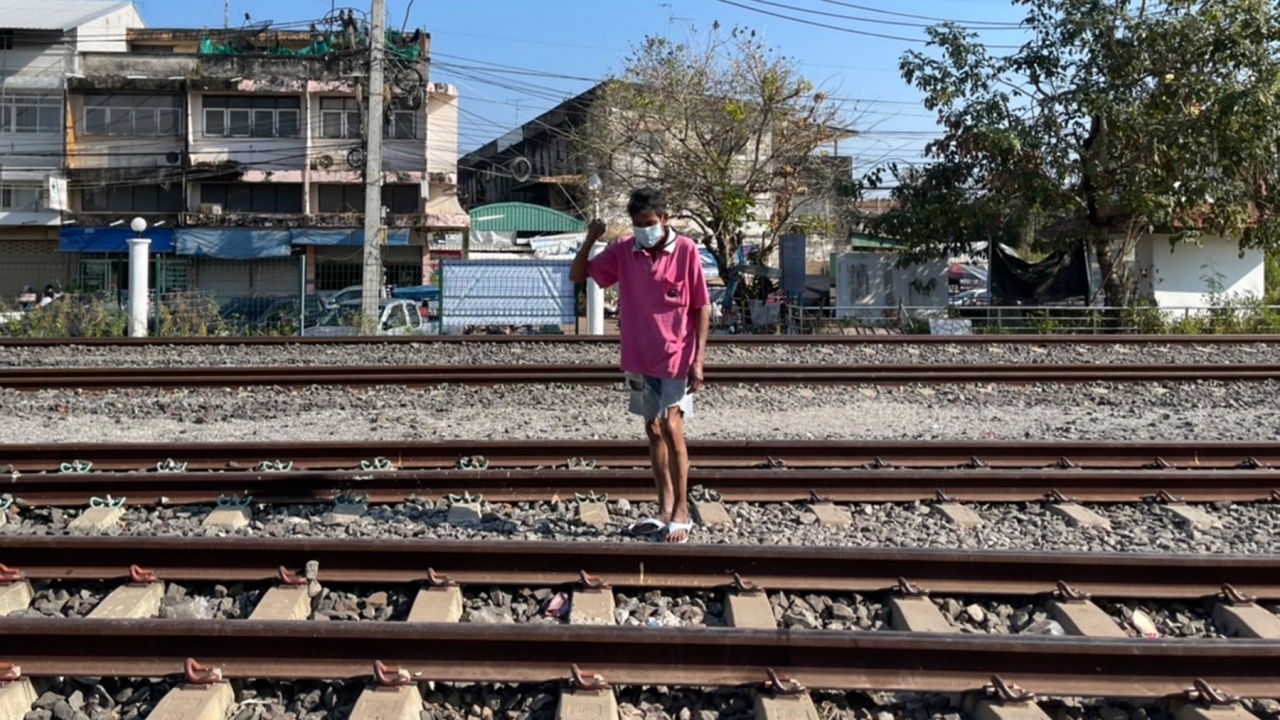 ลุงวัย 63 ผวา ถูกผีดึงขาบนรางรถไฟยื้อนานจนหกล้ม คาดมาขอส่วนบุญ