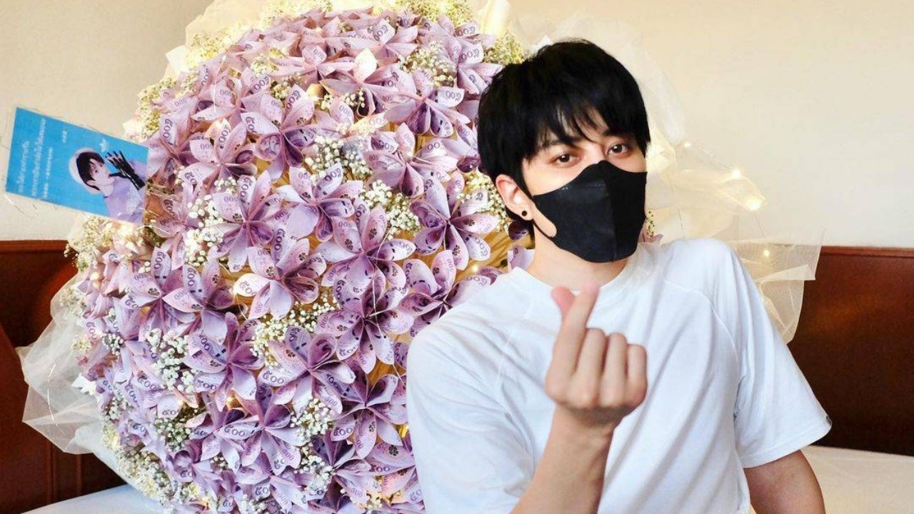 ไมค์ พิรัชต์ อึ้งแฟนคลับจีนเซอร์ไพรส์วันเกิด ส่งช่อดอกไม้เงินใหญ่เท่าตัว