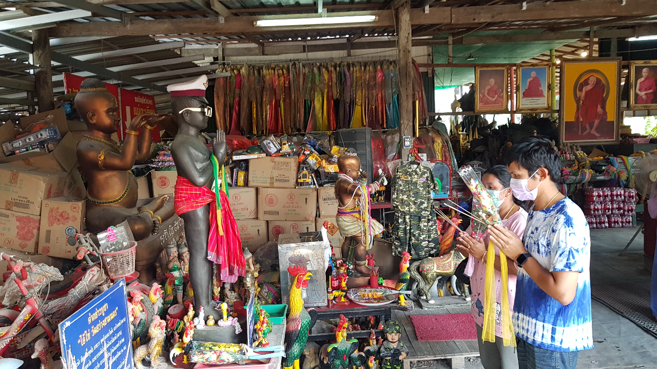 หนุ่มแก้บน ไอ้ไข่สามนคร พร้อมลุ้น "เลขเด็ด" หางประทัดเสี่ยงโชคงวด 30/12/64