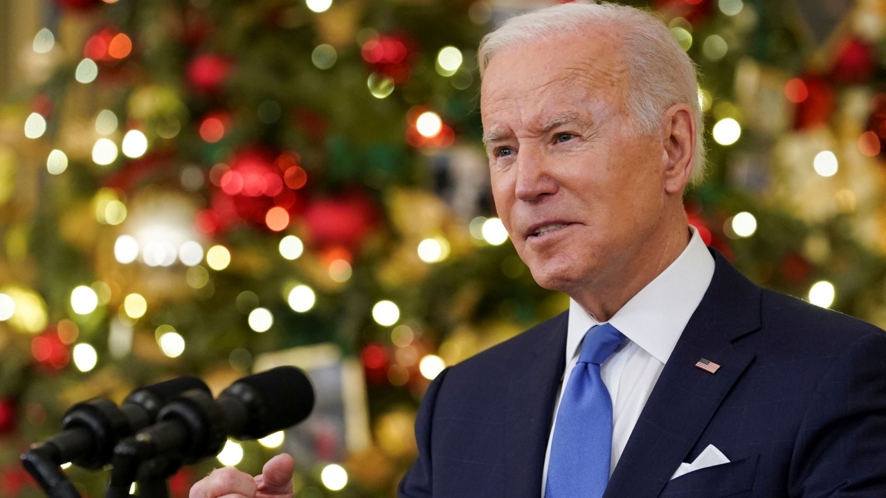 ไบเดนยัน ฉีดวัคซีนแล้วไม่ต้องกลัวป่วยหนัก ฉลองวันหยุดได้แม้โอมิครอนระบาด