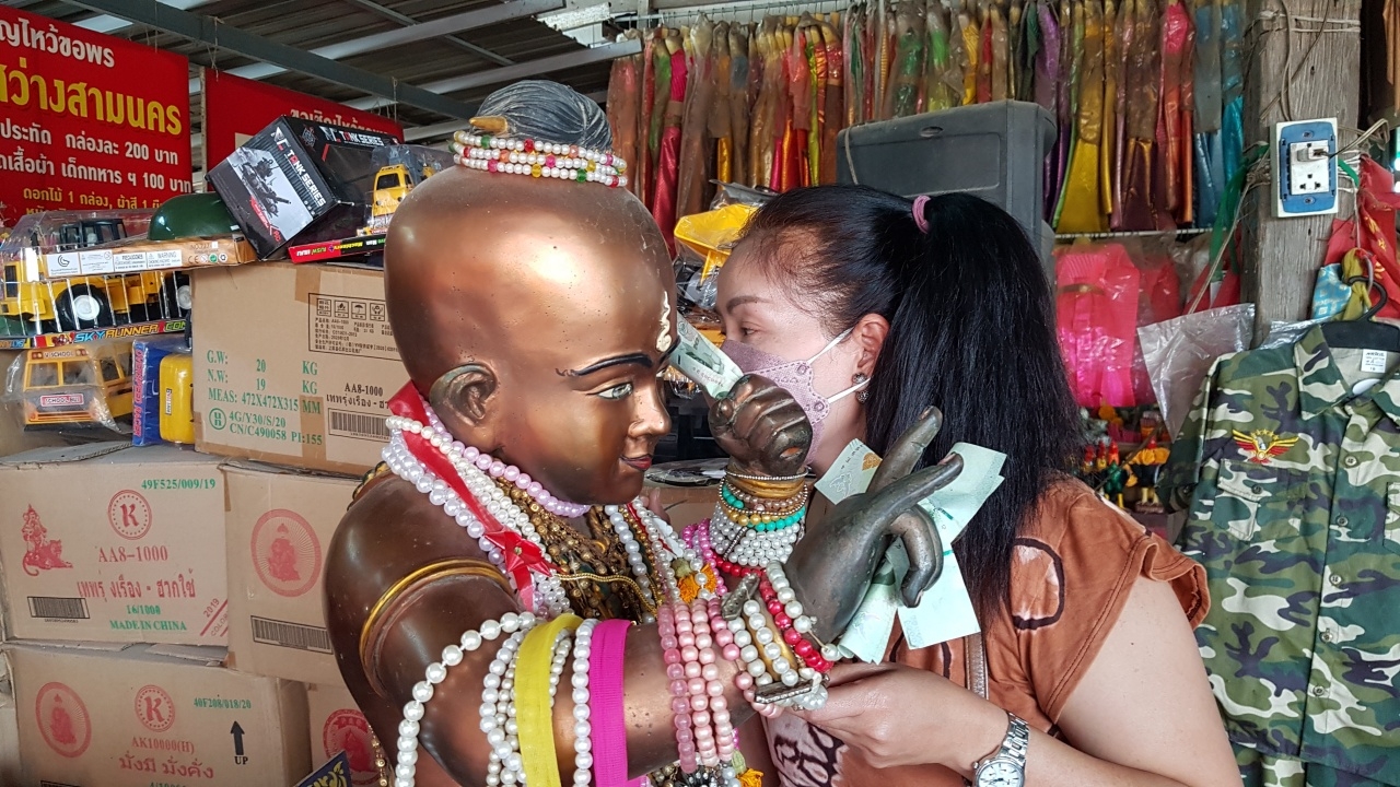 คอหวยมาขอพร "กุมารทองน้องเก้า" แถมได้ "เลขเด็ดงวดนี้" ลุ้นโชค 30/12/64