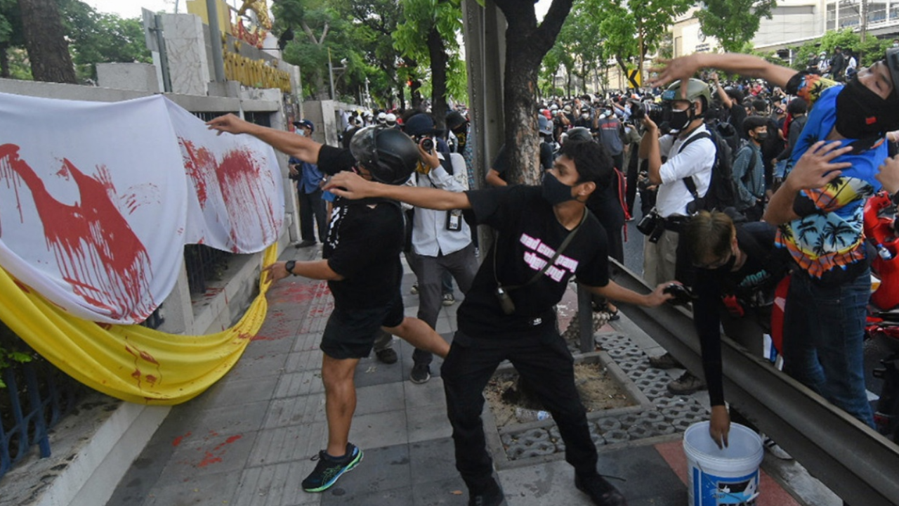 ศาลสั่ง ม็อบรีเด็มบุกปาไข่ สาดสี ละเมิดอำนาจศาล ลงโทษกักขังแทนจำคุก