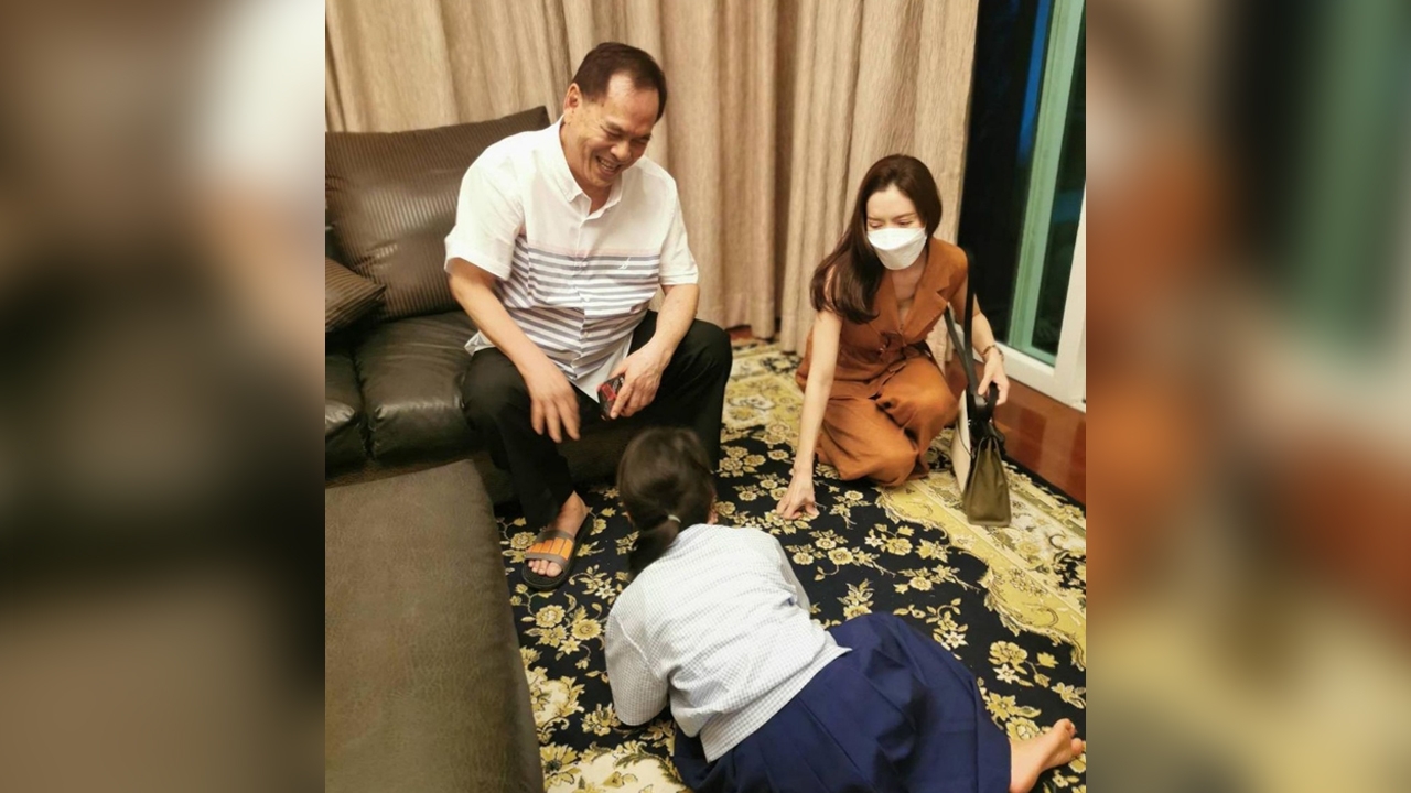 โมเมนต์นี้น่ารักมาก น้องปีใหม่ มารยาทงามก้มกราบเท้าปู่-ย่า รับพรวันเกิด (คลิป)