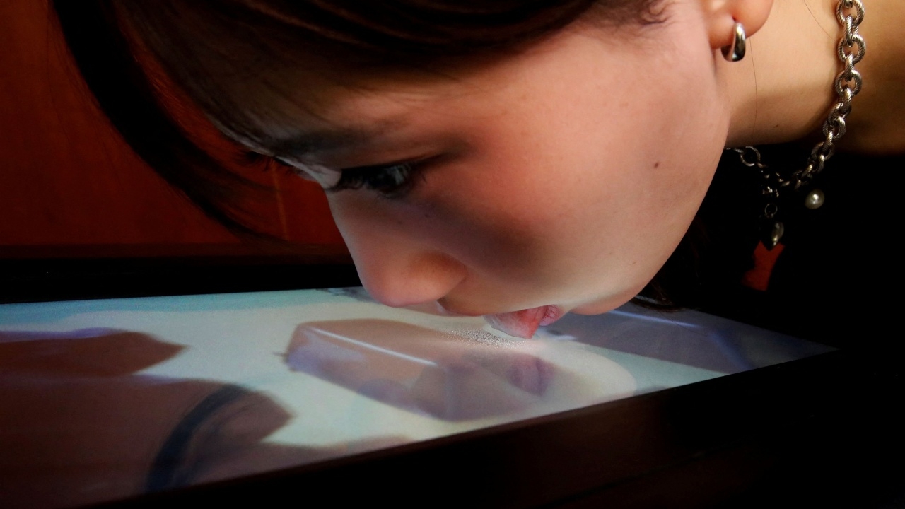 นักวิทยาศาสตร์ชาวญี่ปุ่น พัฒนา Lickable TV เลียทีวีเพื่อลิ้มลองรสชาติอาหาร