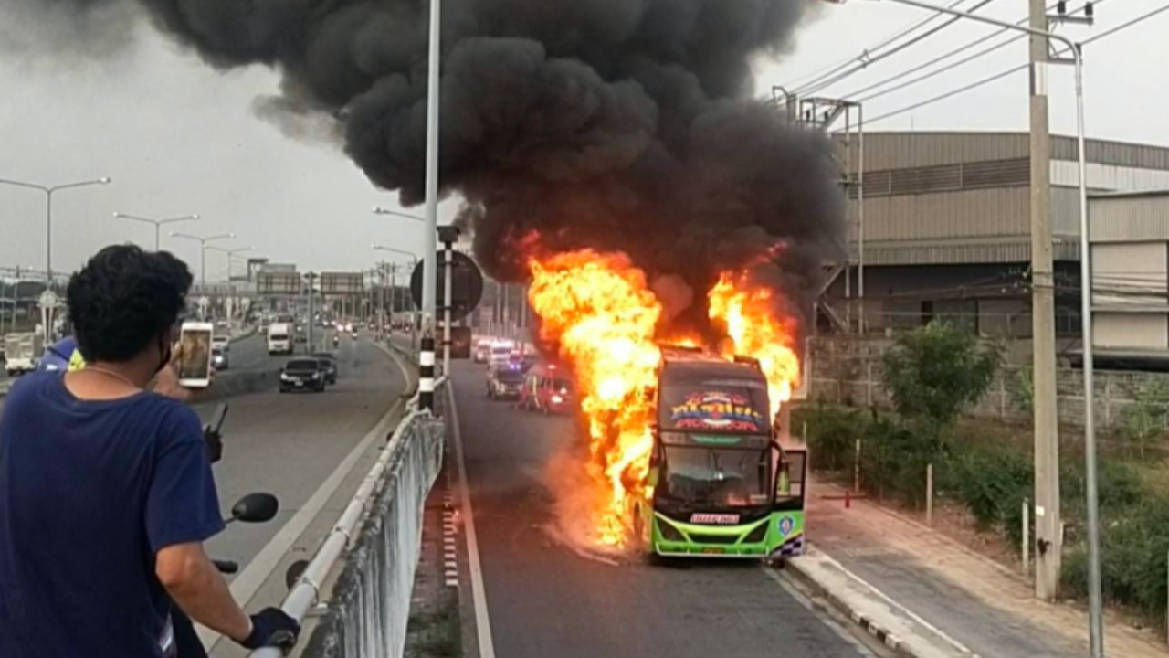 ระทึก ไฟไหม้รถบัสกลางถนน เพิ่งออกจากอู่ซ่อม เสียหายนับล้าน 