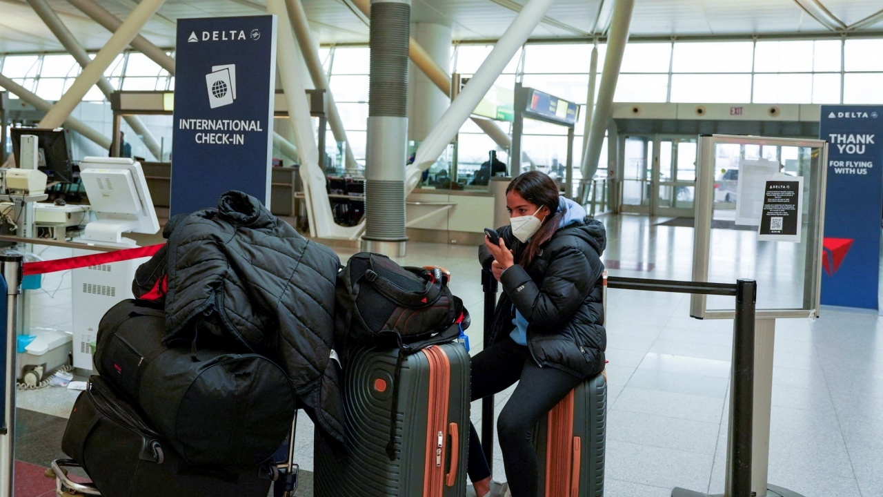 โอมิครอนทำพิษฉลองคริสต์มาสชะงัก เหตุเที่ยวบินนับพันถูกยกเลิก