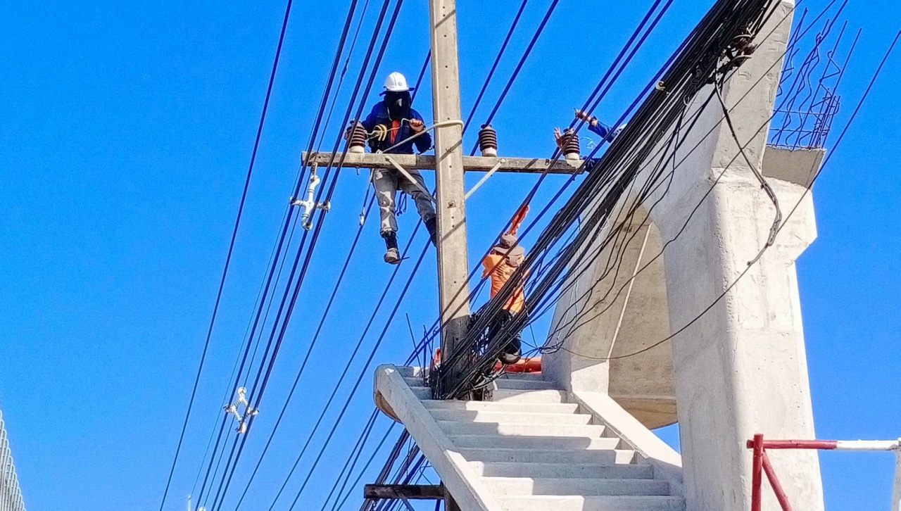 จบแล้ว การไฟฟ้าย้ายเสา รื้อสายหนี สะพานลอยเจ้าปัญหากรมทางหลวง