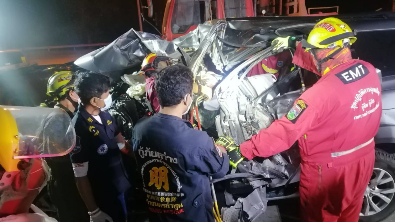 ส.ต.ต.ขับปาเจโร่ชนท้ายหกล้อจอดนอนริมถนน แฟนสาวเสียชีวิตคารถ