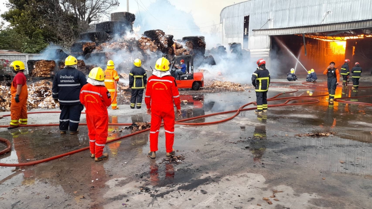 ไฟไหม้โรงงานบีบอัดกระดาษ คนงานหนีตายอลหม่าน สาหัส 10 คน วอด 13 ล้าน
