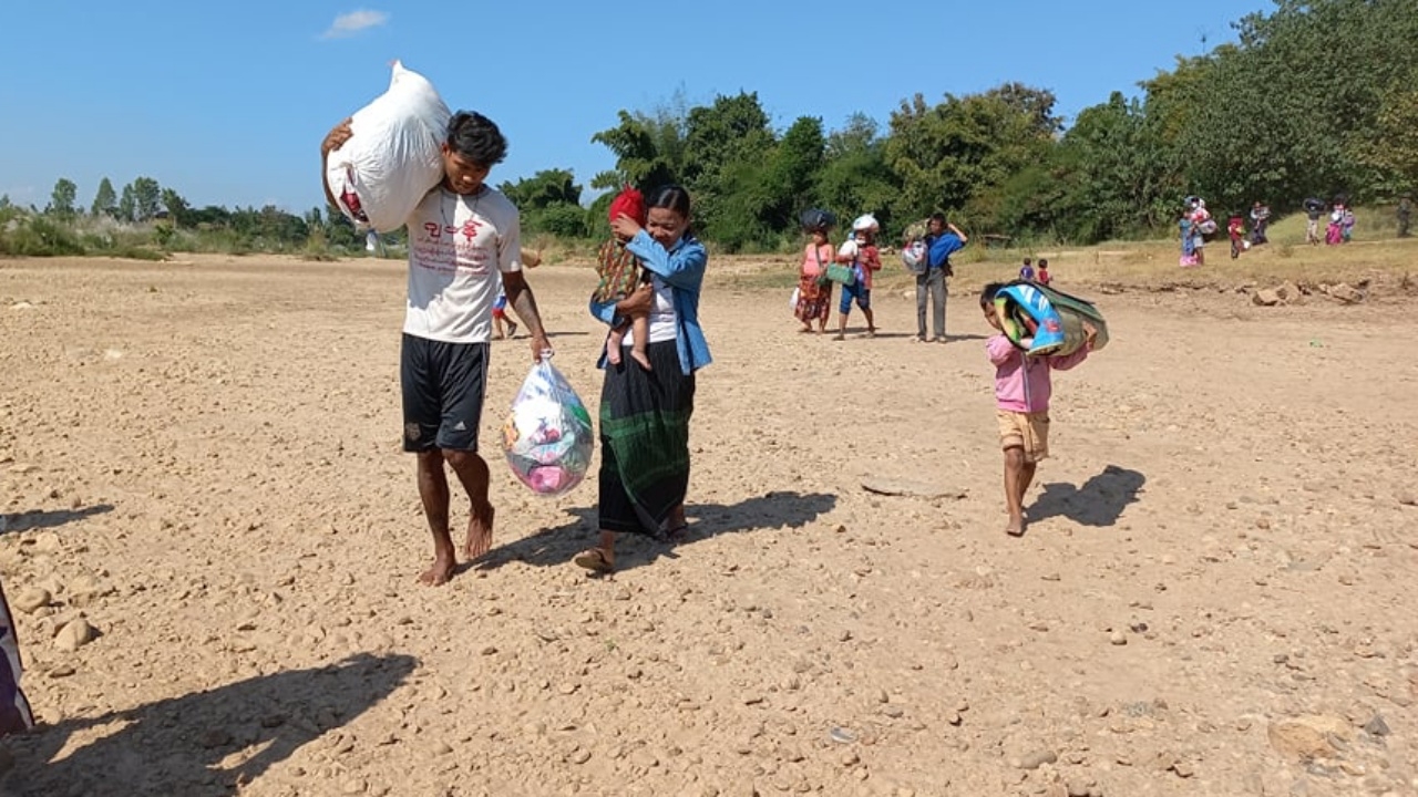 สงครามชายแดนแม่สอด เสียงปืนสงบชั่วคราว กะเหรี่ยง 500 คน สมัครใจกลับบ้าน