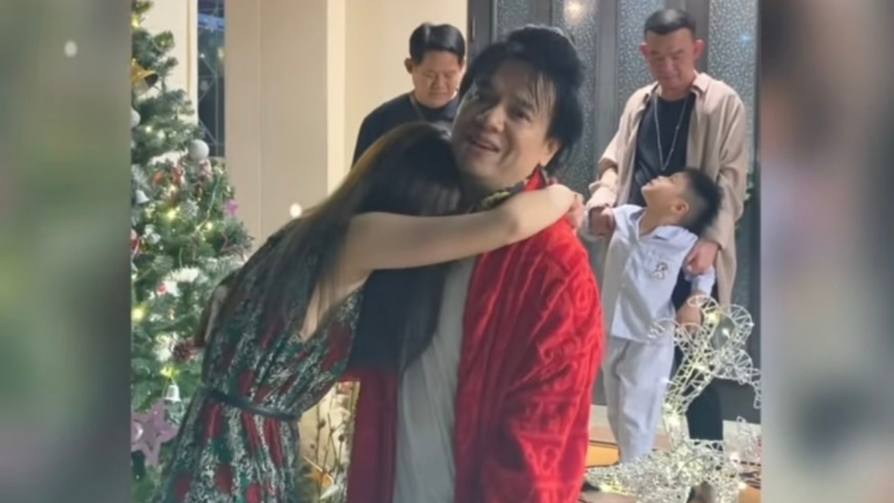 แตงโม นิดา สุดซึ้งถึงกับน้ำตาร่วง ยกมือไหว้ เอ ศุภชัย ยกหนี้ให้ 4 แสน (คลิป)