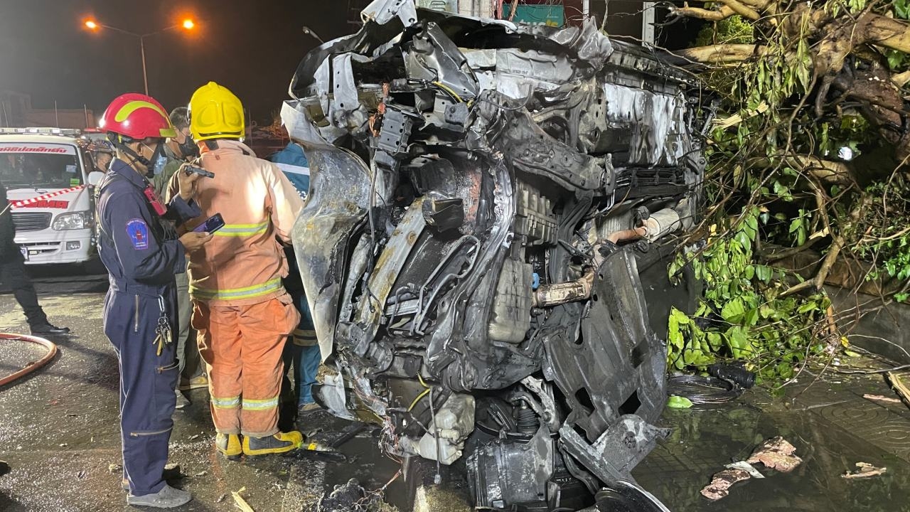 เก๋งชนเสาไฟพลิกตะแคง ก่อนไฟลุกไหม้ช่วยออกไม่ทันย่างสด 2ศพที่บางบัวทอง