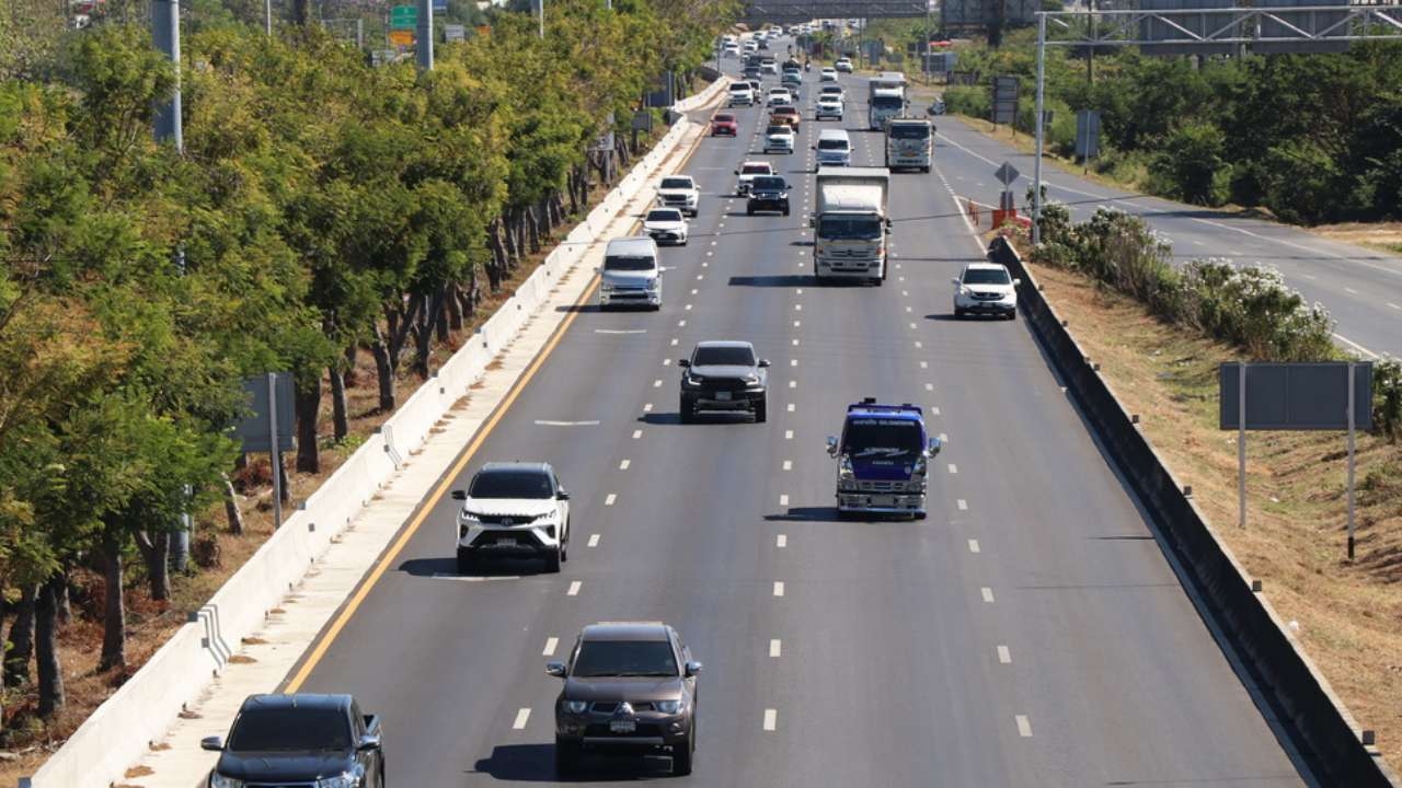 ถนนสายเอเชียขึ้นเหนือ ช่วงอ่างทองรถคล่องตัว หลัง ปชช.เริ่มกลับบ้านปีใหม่