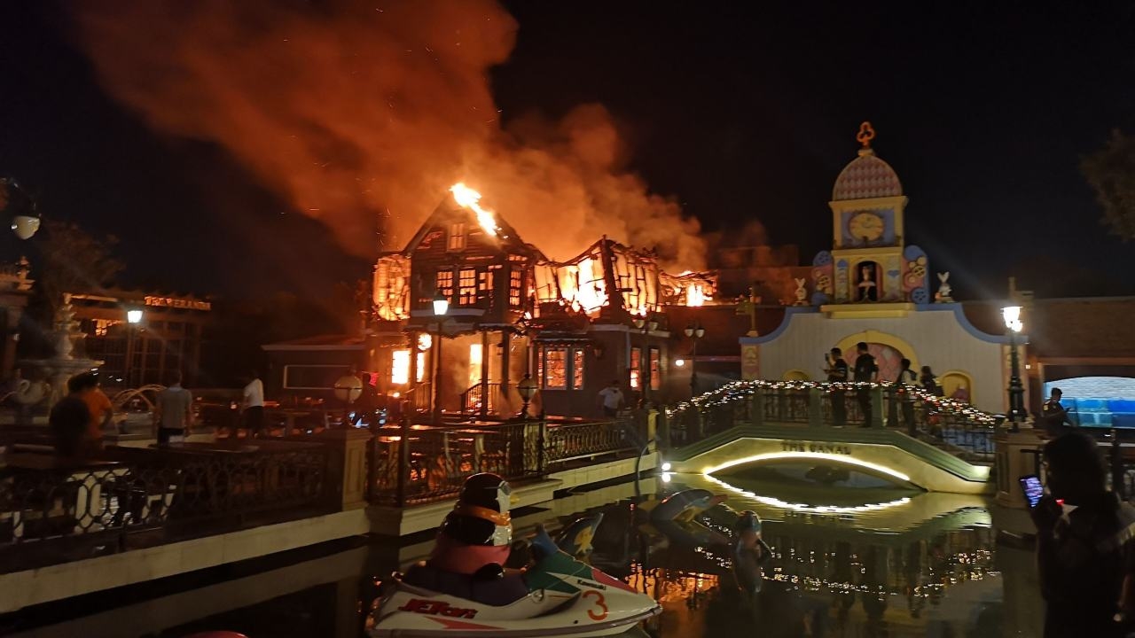 ไฟไหม้ส่งท้ายปี "ช็อกโกแลต วิลล์" เผาอาคารออฟฟิศวอด ตร.เร่งสอบสาเหตุ