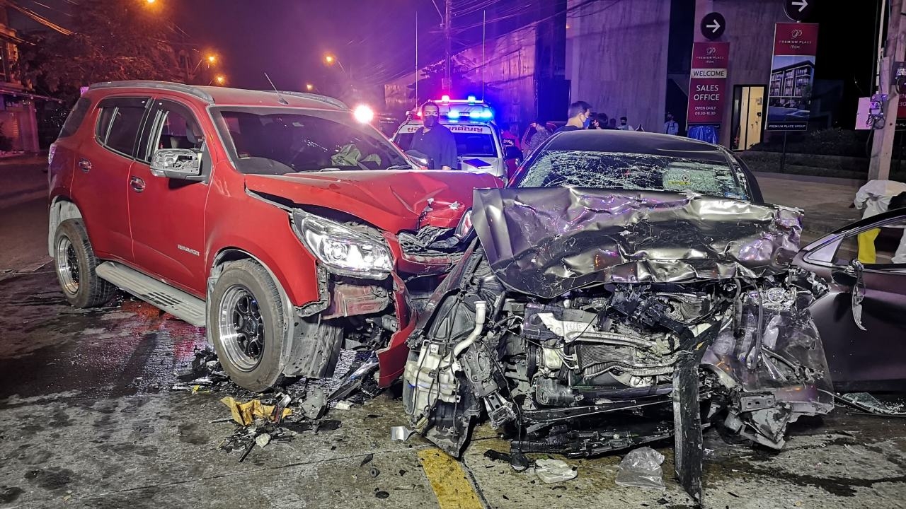 เอสยูวีประสานงาเก๋งยับ กลางถนนใกล้ปากซอยนวลจันทร์ 20 ตาย 1 เจ็บ 1 