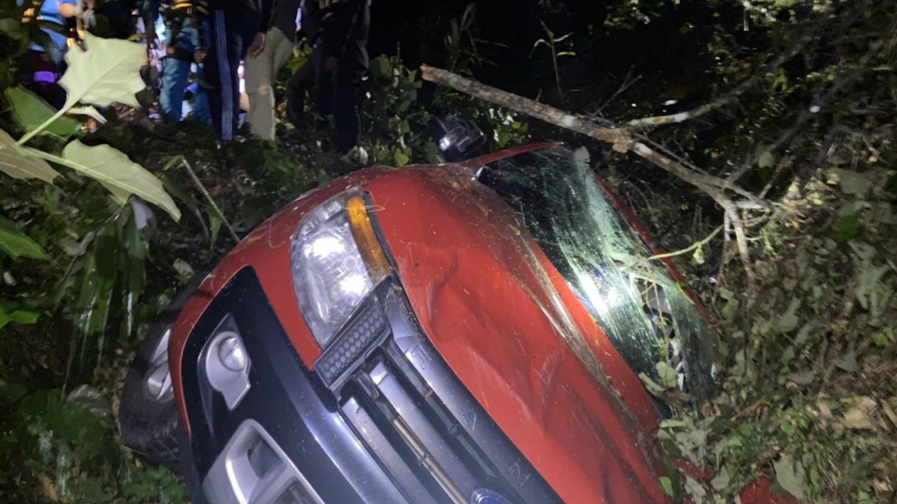 นักท่องเที่ยวไม่ชินทาง ขับปิกอัพแหกโค้งตกเหวลึก 50 ม. เจ็บ 4