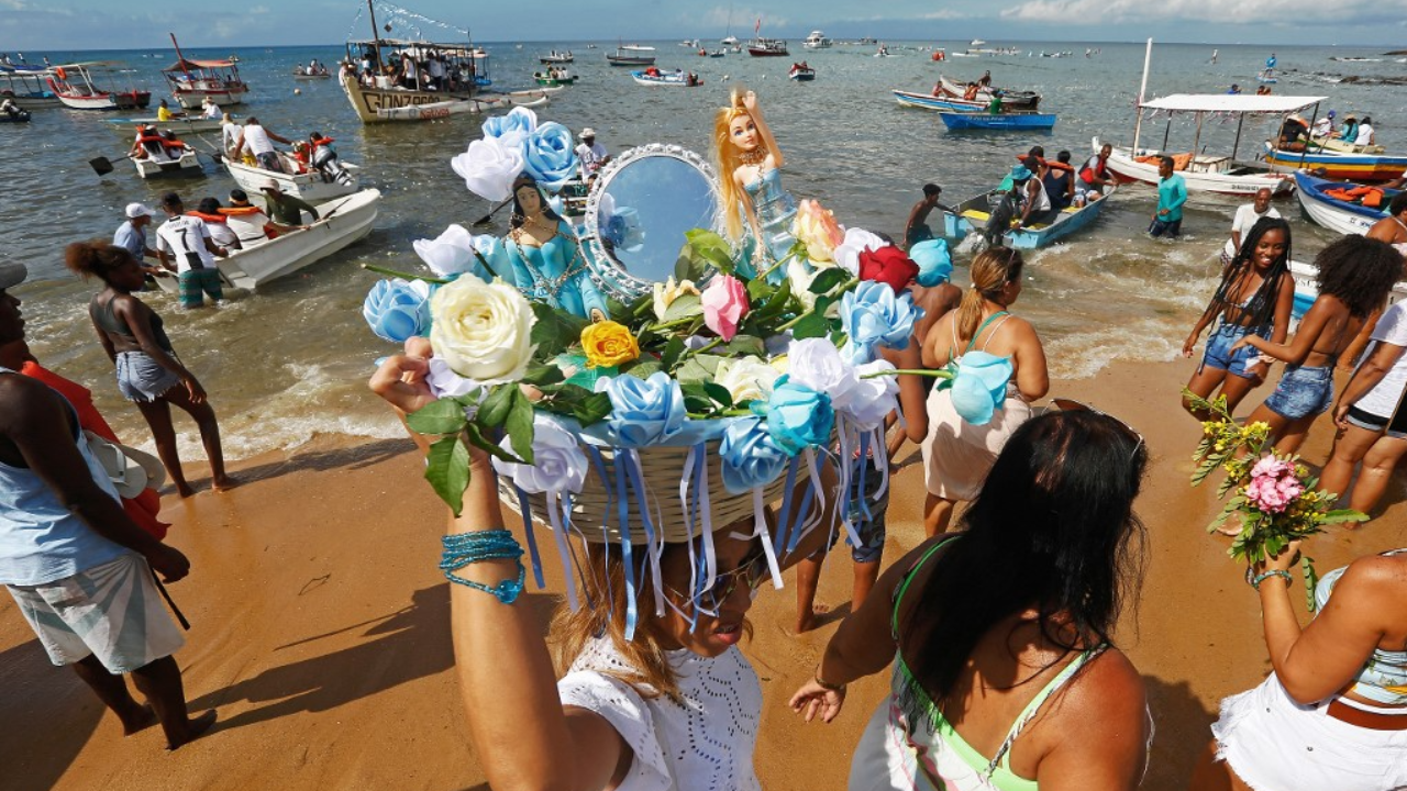 ชาวบราซิลขอพรปีใหม่ ร่วมสักการะเทพีแห่งท้องทะเล