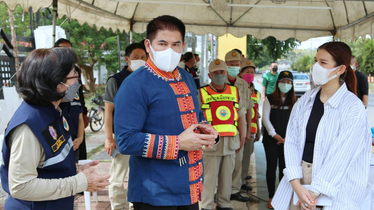 “ธรรมนัส” ควง “จุ๊บจิ๊บ” ลุยลงพื้นที่พบชาวบ้านไม่หยุด แจกถุงยังชีพ ตรวจด่านรับปีใหม่