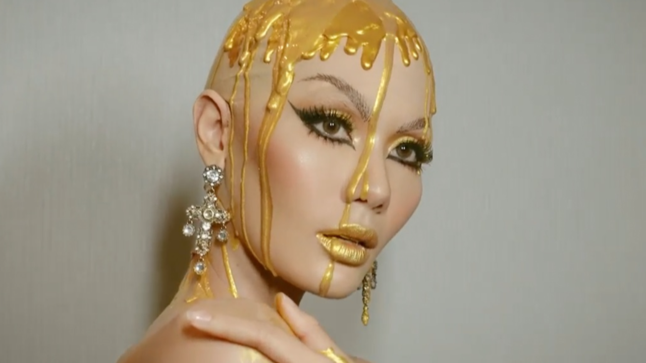 น้ำตาล ชลิตา เปลี่ยนลุคแหวกแนว โกนหัวปลอม สาดสีทองทั้งหัว 