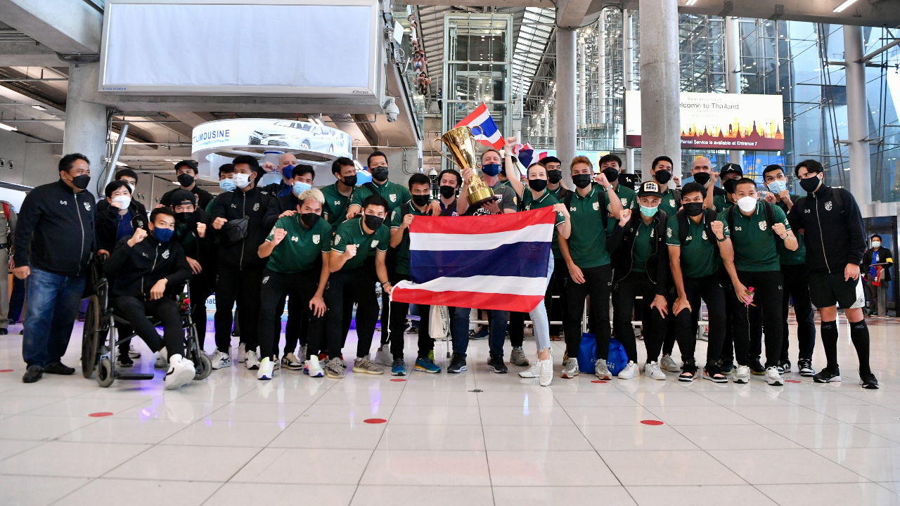 ทีมชาติไทยแลนดิ้งสุวรรณภูมิ สื่อมวลชน-แฟนบอลแห่รับอย่างอบอุ่น