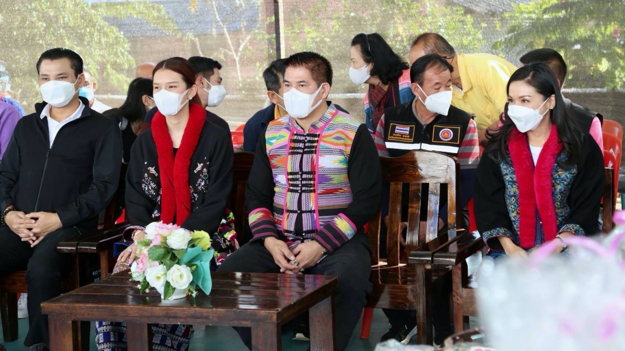 “ธรรมนัส" พร้อมคณะ เดินสาย มอบถุงยังชีพ-ผ้าห่มกันหนาว ชาวบ้าน "พะเยา"