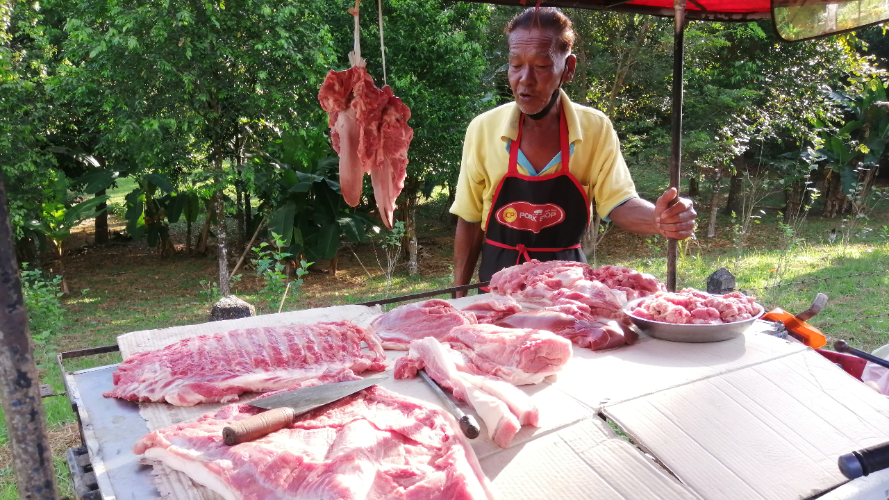 วอนรัฐเร่งช่วย หมูแพง ลูกค้าหนี พ่อค้าขี่ซาเล้งเร่ขาย ยังไม่มีคนซื้อ 