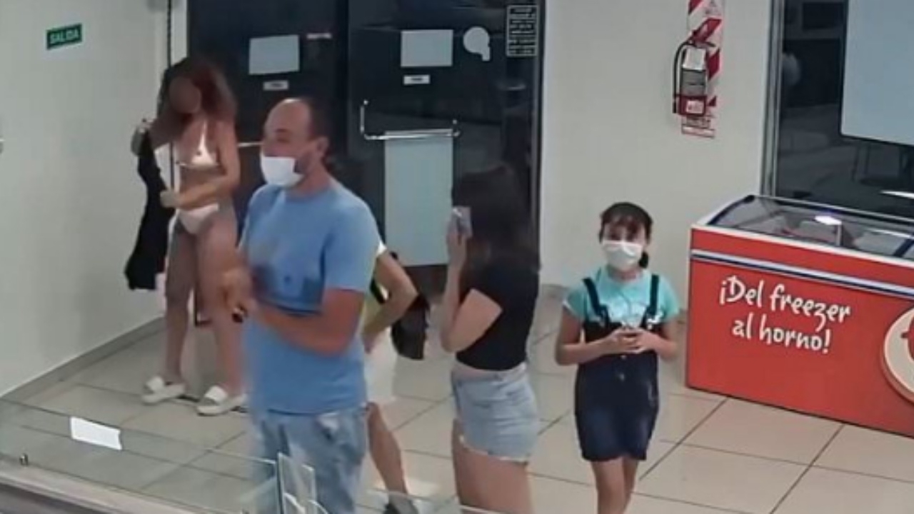 อึ้ง สาวอาร์เจนตินามาซื้อไอศกรีม โมโหพนง.ไม่ยอมขาย ถอดชุดใช้แทนแมสก์ 