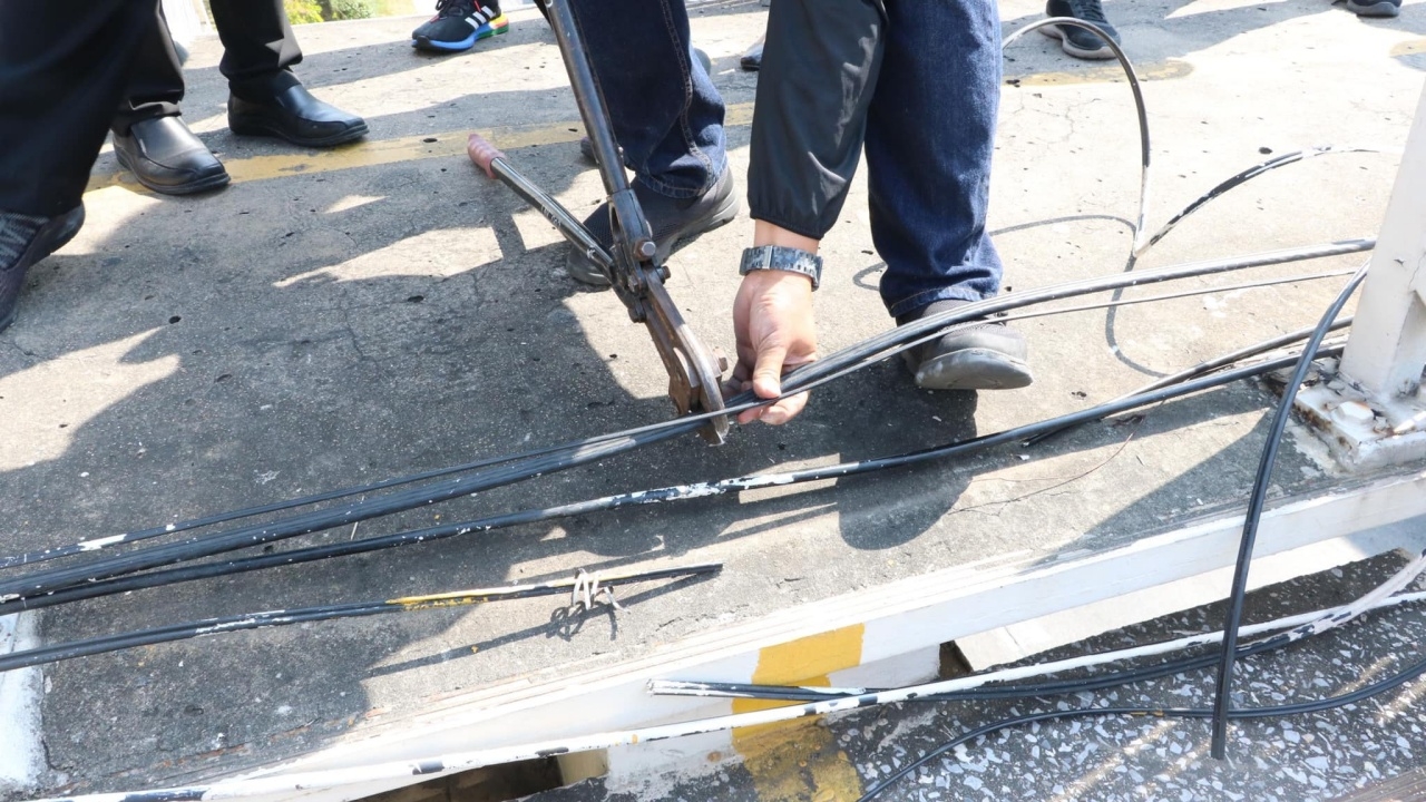 กทม. สั่งเจ้าหน้าที่ตัดสายสื่อสารกีดขวางบนสะพานลอย ปากซอยกรุงธนบุรีแล้ว