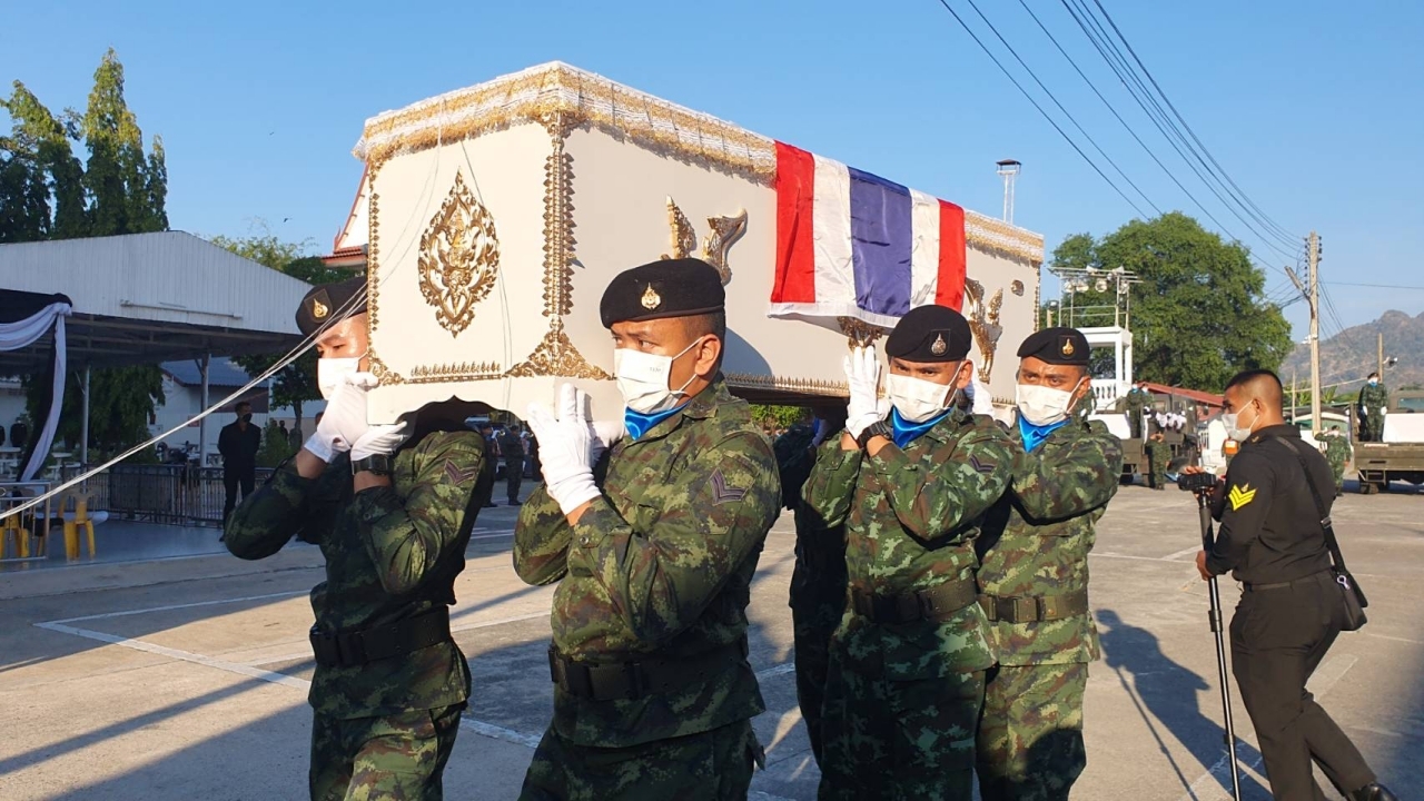 ญาติเศร้า รับศพ 2 นักบินเฮลิคอปเตอร์ตก ไม่คิดว่าจะเกิดกับคนในครอบครัว