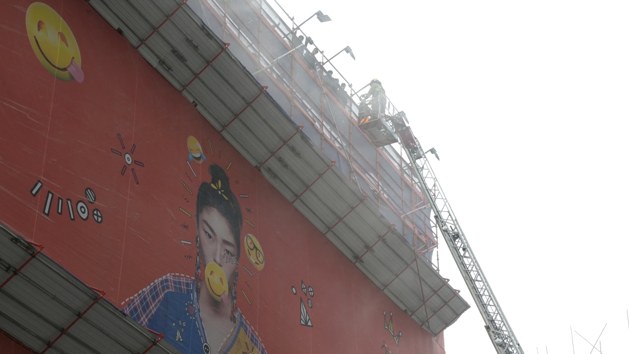 สุดระทึก ไฟไหม้ตึกเวิลด์เทรด เซ็นเตอร์ในฮ่องกง หลายร้อยคนติดบนหลังคา