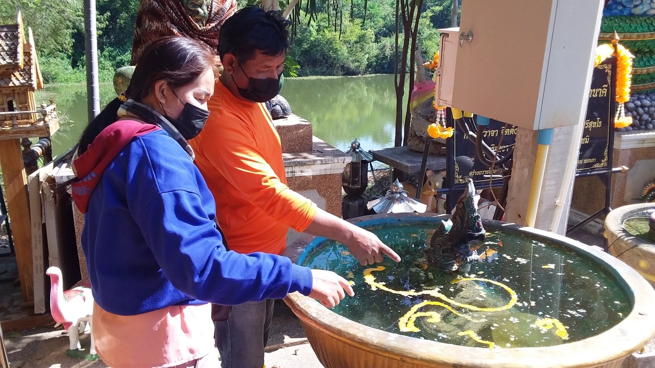 คอหวยส่อง "เลขเด็ด" อ่างน้ำมนต์ หน้าเกาะคำชะโนด ไปเสี่ยงโชคงวด 16/12/64