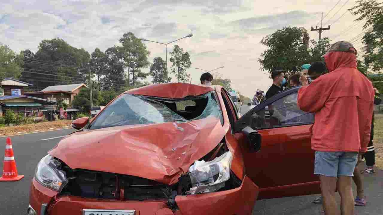 หนุ่มซิ่งเก๋งชนลุงอดีตครู กระเด็นขาขาด 2 ท่อน ร่างทะลุกระจกเข้ารถตายคาที่