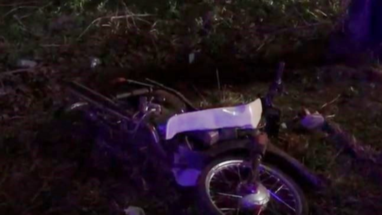 2 หนุ่มซิ่ง จยย.พุ่งเสยต้นไม้ข้างทาง เจ็บ 1 "อัณฑะแตก-หน้ายุบ" ตาย 1