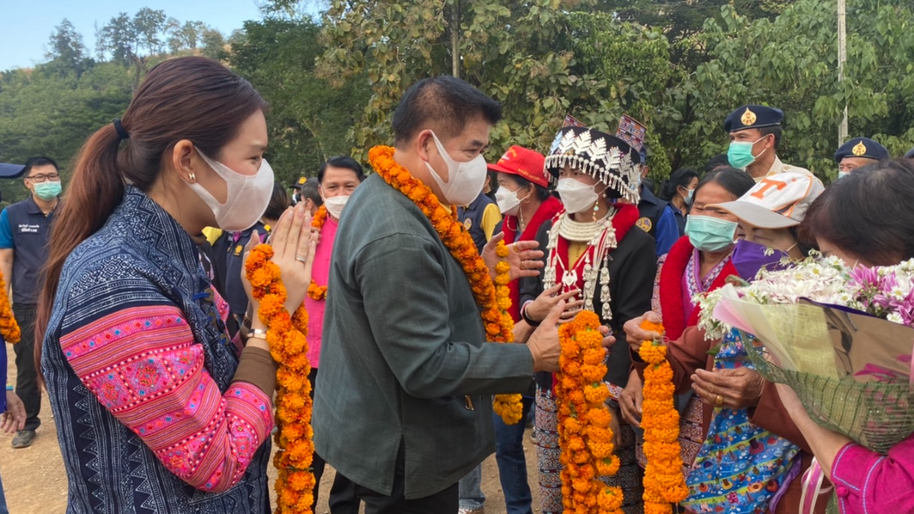 "ธรรมนัส" ควงภรรยา ลงพื้นที่พบชาวชนเผ่า เดินหน้าแก้ถนนทางเข้าหมู่บ้าน