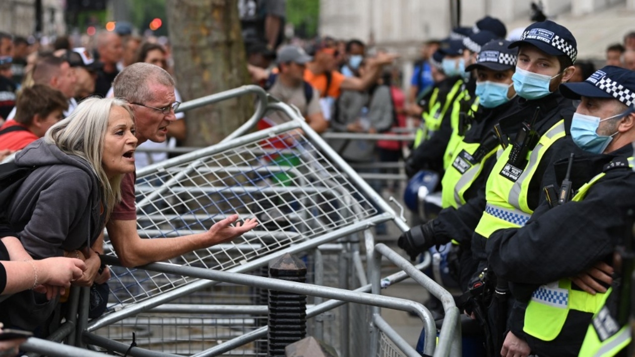 ลอนดอนประท้วงเดือดต้านล็อกดาวน์ ขณะที่โอมิครอนระบาดหนัก