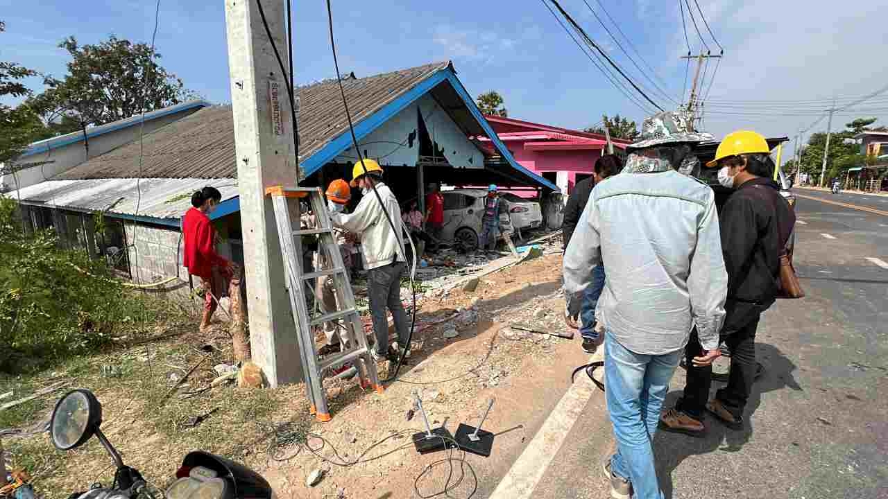 ญาติสาวร้อยเอ็ดขับเบนซ์ชนเสาไฟหัก รับชดใช้ค่าเสียหายให้บ้านกับรถ 3 คัน