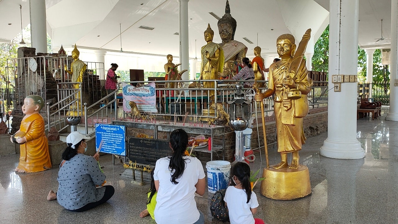 คอหวยแห่มาแก้บน "หลวงพ่อดำ" ไม่ขาดสาย ยิ้มหวานได้ "เลขเด็ดงวดนี้" ลุ้นโชค