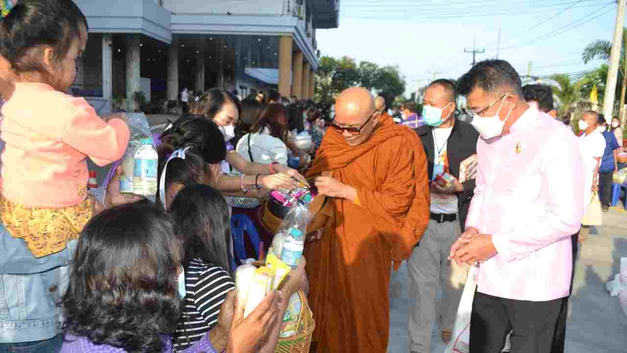 คณะศิษย์หลวงพ่อสายทอง ทอดผ้าป่าฯ 3.3 ล้านซื้ออุปกรณ์แพทย์ให้ รพ.ชัยภูมิ