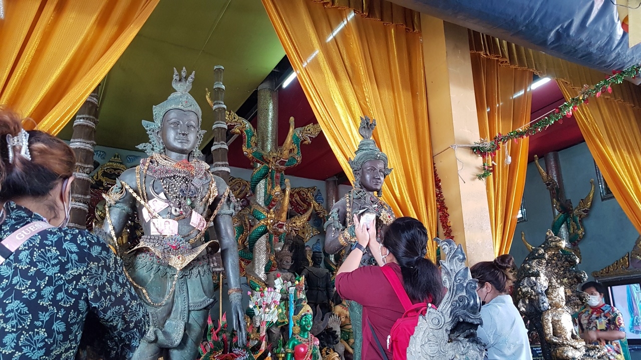 สาวมาขอพร "พญานาคราช" วัดดังหวัง "เลขเด็ดงวดนี้" ให้โชคงวด 30/12/64