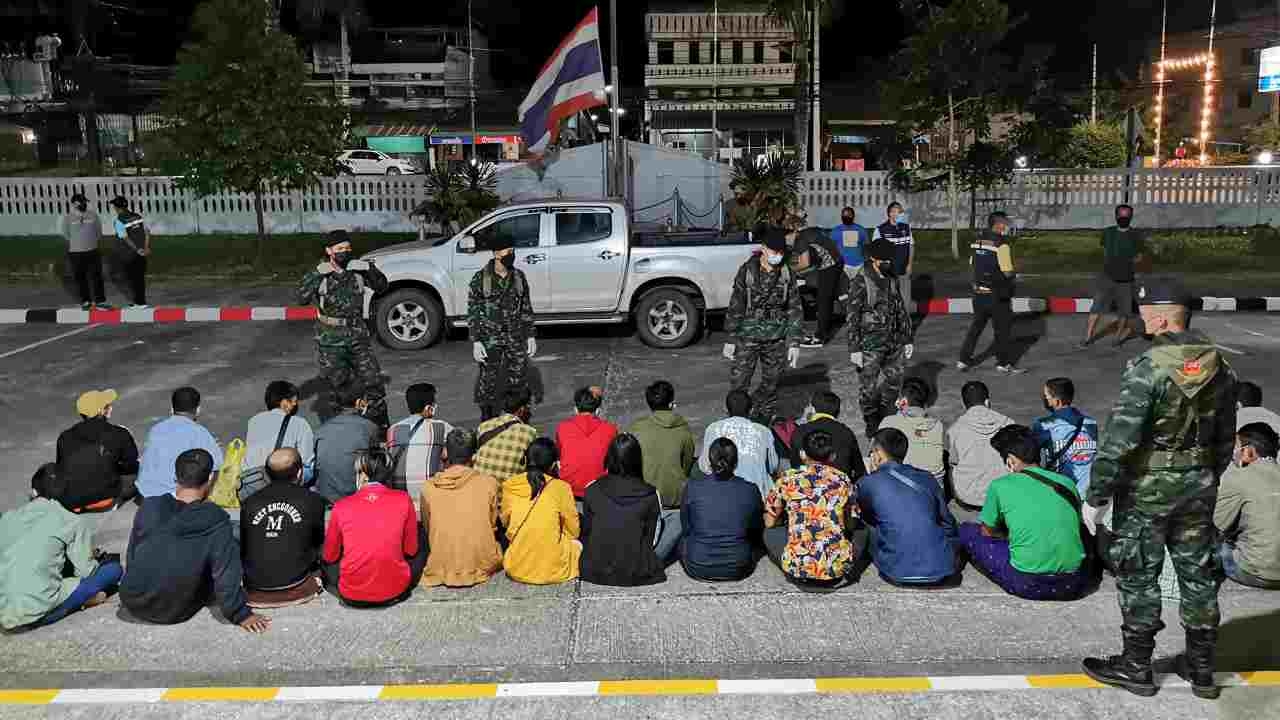 จนท.ระนอง จับ 34 แรงงานเมียนมา ลอบเข้าไทยซ่อนบนเขา รอส่งต่อไปมาเลเซีย