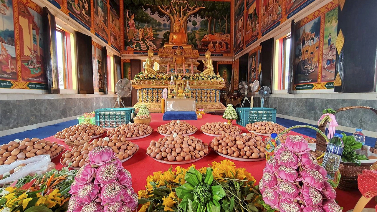 ถวาย “ไข่ต้ม” ชีวิตดีมีเฮง วัดบางกระเจ็ดปีละครั้ง