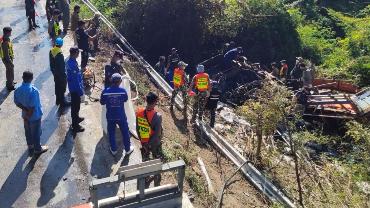 หกล้อบรรทุกเกลือ ชนปิกอัพตกเขาช่องตะโก ไฟลุกท่วม ดับ 3 ศพ