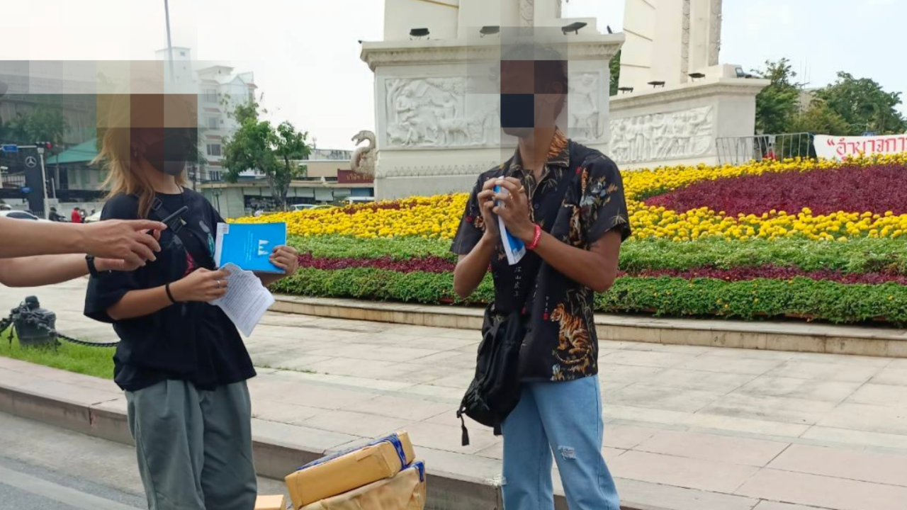 ตร.รวบ 2 เยาวชน หลังดอดไปชูสามนิ้ว ทำกิจกรรม ต้านรัฐธรรมนูญ ปี 60