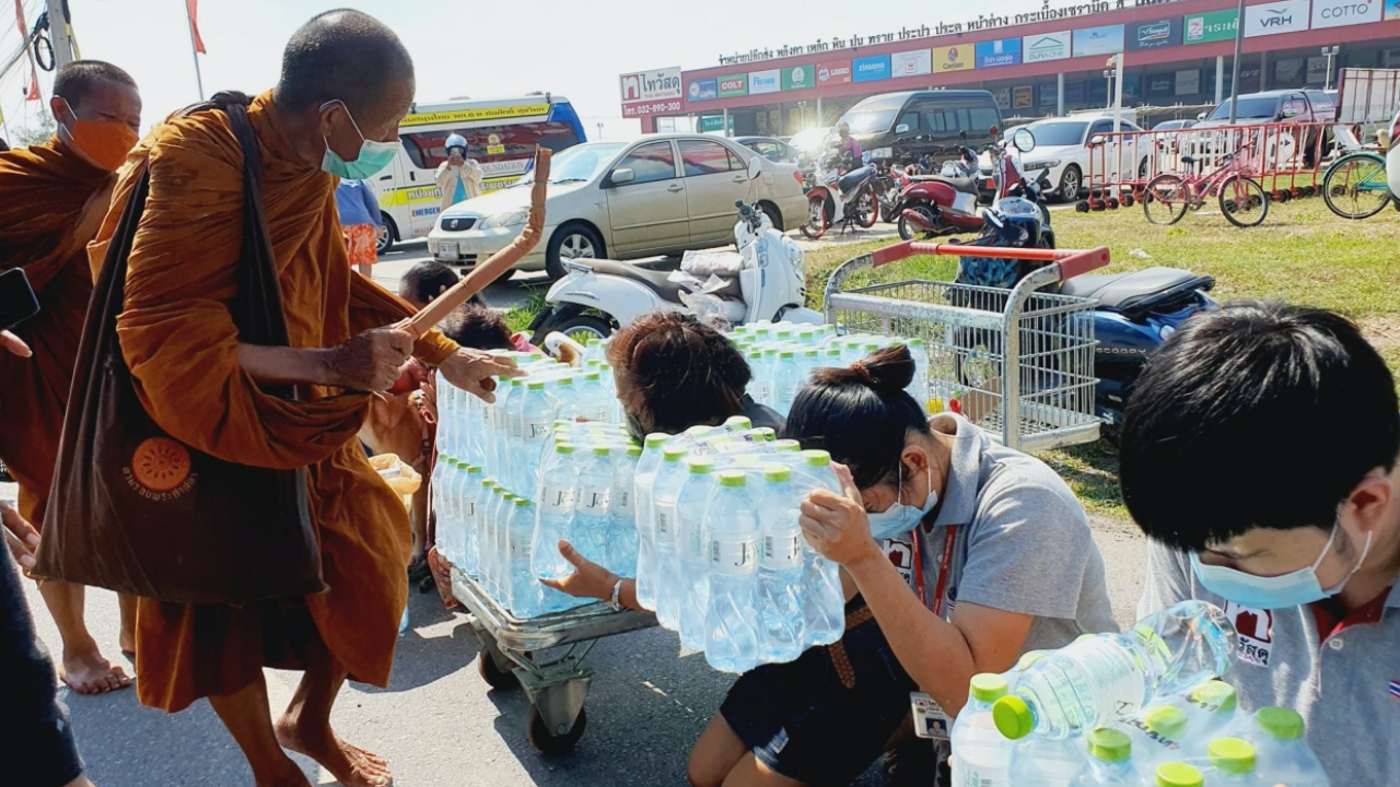  หลวงตาบุญชื่น ธุดงค์ 1,500 กม. เข้าเขตเพชรบุรี คนรอถวายน้ำริมถนน