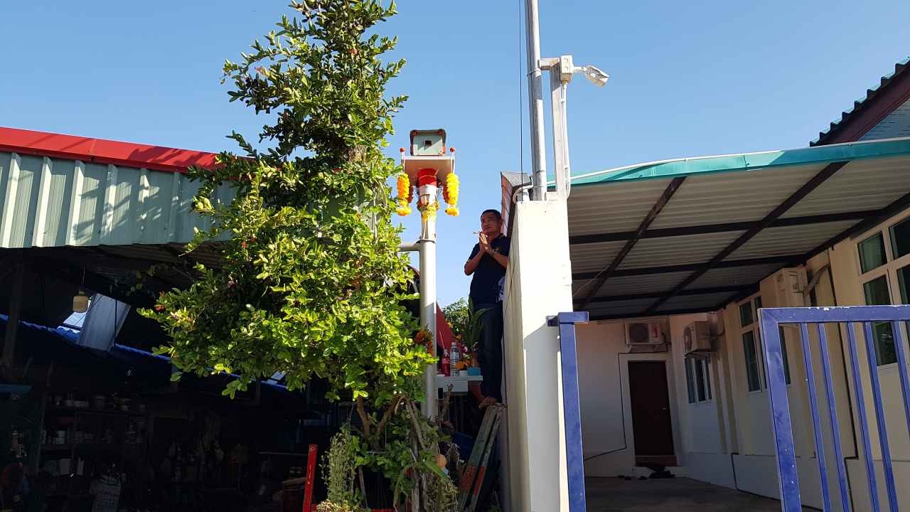 หนุ่มนครปฐมตั้งศาลพระภูมิสูง 4 เมตรหมุนได้ 360 องศา เผยเพื่อหนีน้ำท่วม