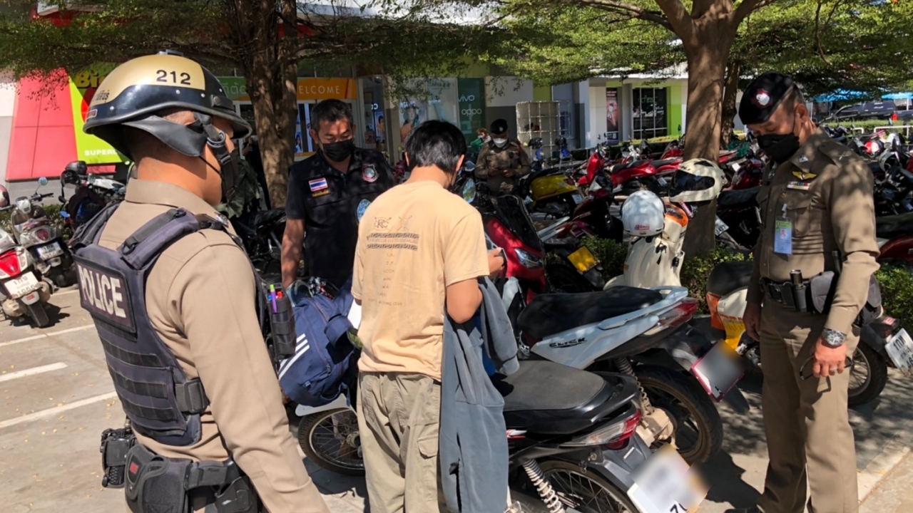 ตำรวจเมืองกาฬสินธุ์ จัดกำลังคุมเข้ม หลังวัยรุ่นไล่ตีกันหลังดู 4KINGS จบ