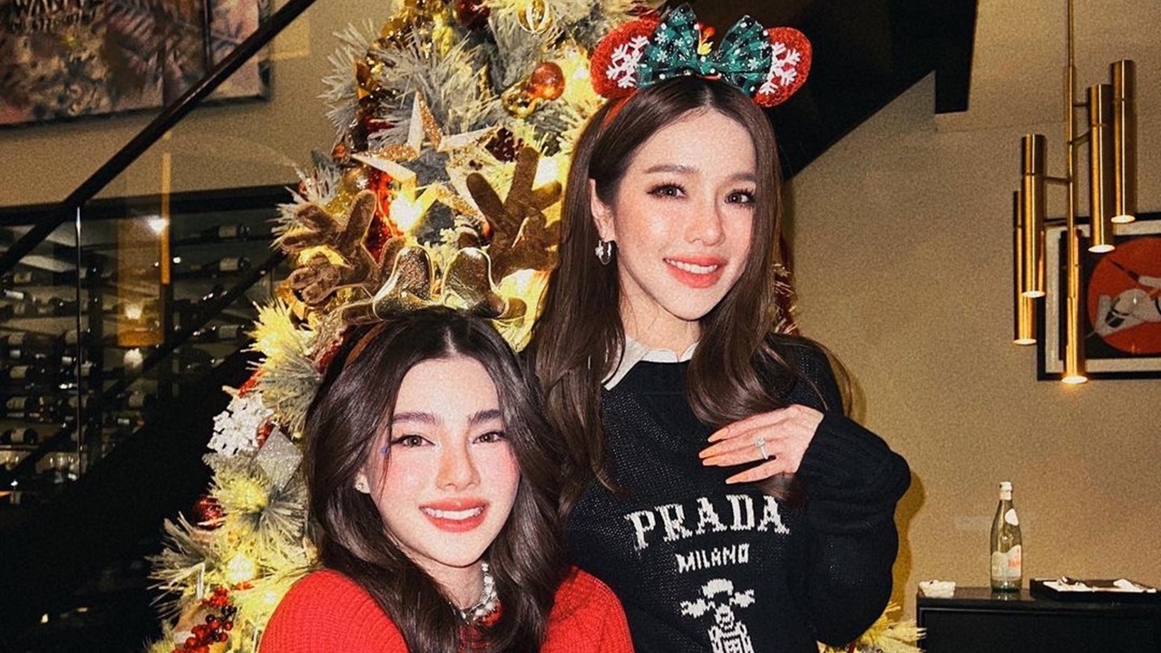 สวยแพ็กคู่ ดิว - เเอร์ ถ่ายภาพด้วยกัน หน้าคล้ายสุดๆ นึกว่าฝาแฝด